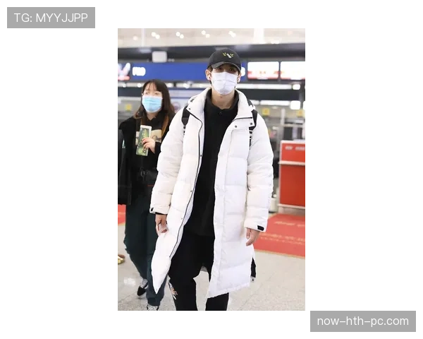 张博恒出门像邻家小哥，背包里像拎着整栋公寓