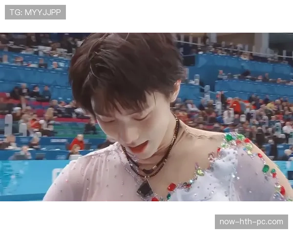 孙准浩在韩国喝个咖啡都要被拍，这哪是球员，分明是顶流爱豆